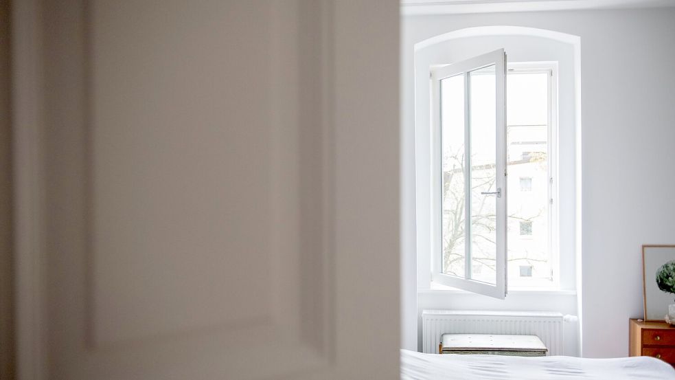 Fenster weit auf: Kurzes Stoßlüften ist im Winter besser als ein Fenster auf Kipp. Foto: Zacharie Scheurer/dpa-tmn