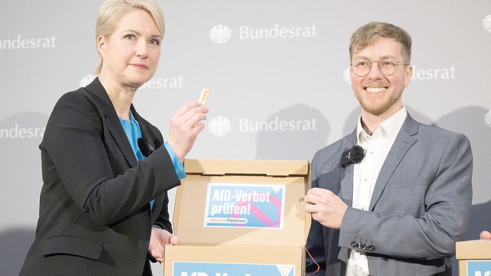 Bundesratspräsidentin Manuela Schwesig nahm am Mittwoch eine Petition für die Prüfung eines AfD-Verbotsverfahrens entgegen. Foto: dpa/Sebastian Gollnow