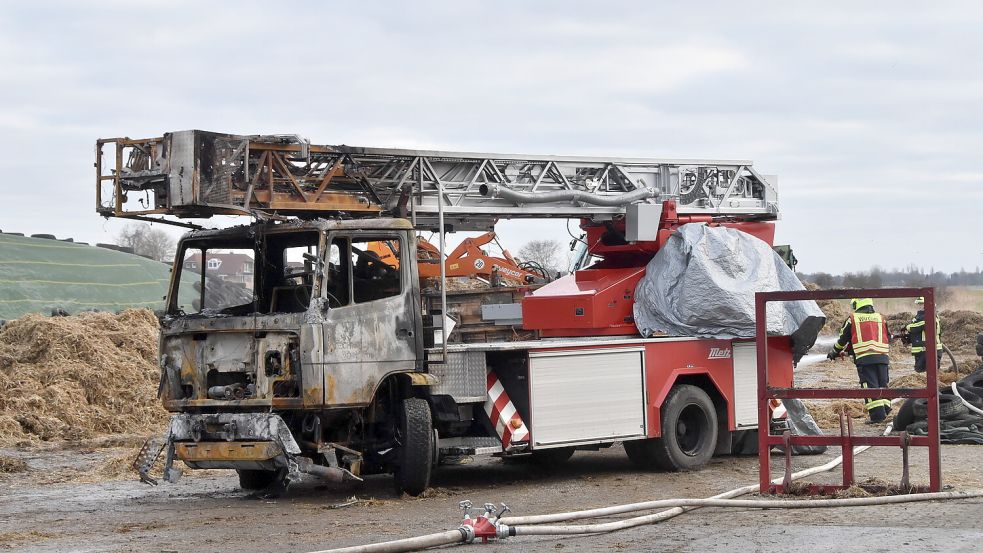 Dieser alte Drehleiterwagen, der einer Firma gehört und in der Halle abgestellt war, wurde bei dem Brand beschädigt. Foto: Thomas Dirks