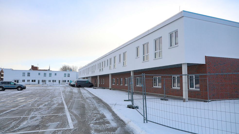 Auf dem Parkdeck der ehemaligen Kaufhalle entsteht das „Hotel am Pferdemarkt“ (rechts im Bild). Links werden neue Wohnungen errichtet. Die Rohbauten sind bereits weit fortgeschritten. Foto: Romuald Banik