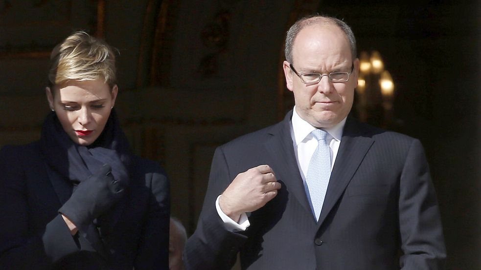 In acht Jahren schaffte es Fürstin Charlene (l.) 15 Millionen Euro für ihren Lebensstil auszugeben. Fürst Albert II. (r.) vergab zusätzlich Gelder an Familienmitglieder. Foto: dpa/EPA/Sebastien Nogier