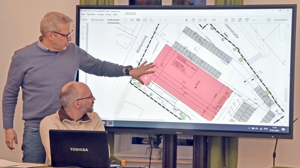 Der Brookmerlander Bauamtsleiter Jochen Behrends (stehend) und Constantin Block vom Planungsbüro Thalen erläuterten die Bauleitplanung für Aldi. Foto: Thomas Dirks