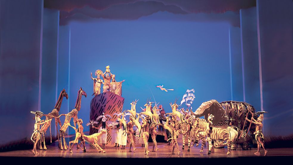 Das farbenprächtige Bühnenbild vom „König der Löwen“. Foto: Stage Entertainment