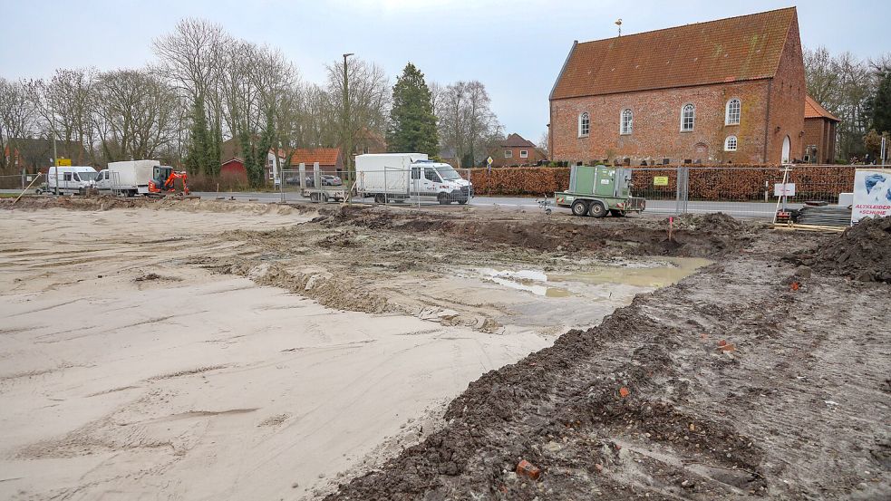 Das Gelände des ehemaligen Gasthofes Germann in Westerende mit Blick auf die mittelalterliche Kirche. Foto: Romuald Banik