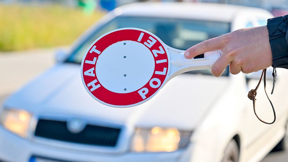 In Norden kontrollierte die Polizei den Verkehr. Foto: DPA