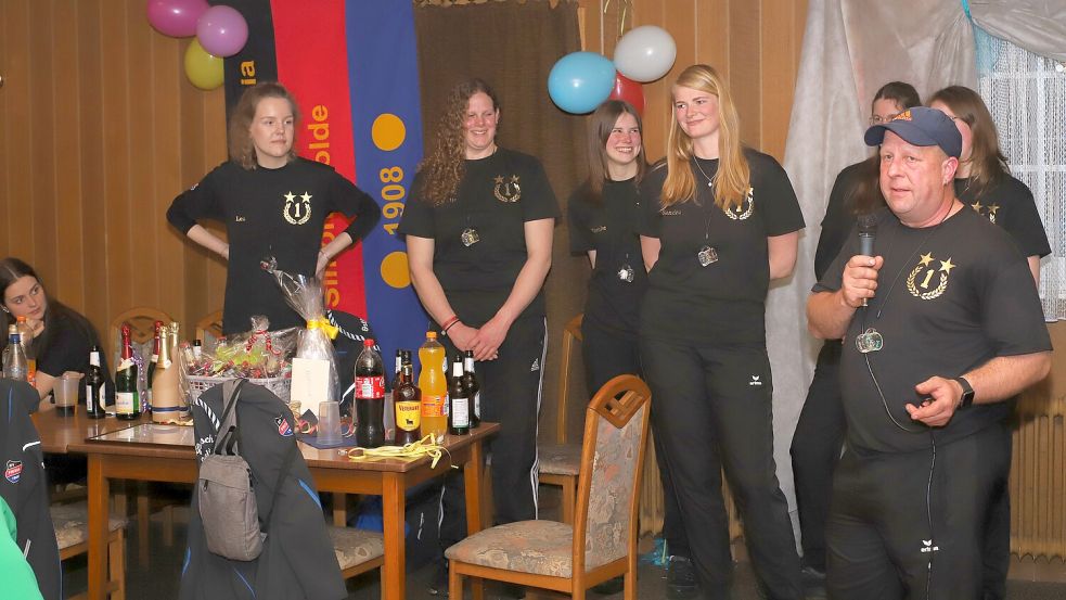 Für die Meisterschaftsfeier der Simonswoldmer Frauenmannschaft in der Boßel-Kreisliga trugen Betreuer Alwin Tütje und die siegreiche Crew im Vorjahr ein schwarzes T-Shirt mit Siegerkranz, zwei Sternen und die Ziffer eins. Allesamt in Gold. Fotos: Wilfried Gronewold