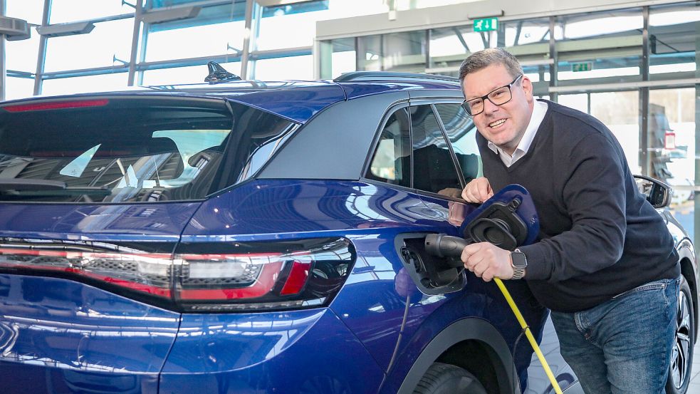 Blickt trotz der momentanen Probleme der E-Auto-Industrie positiv ins neue Jahr: Philipp Boumans, Geschäftsführer des Auricher Autohauses Schwarte. Foto: Romuald Banik
