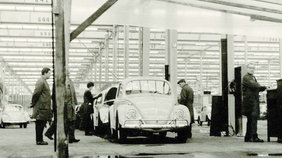 Ein Blick in die neue Emder Fabrik, wo zunächst vor allem der beliebte VW Käfer gebaut wurde.