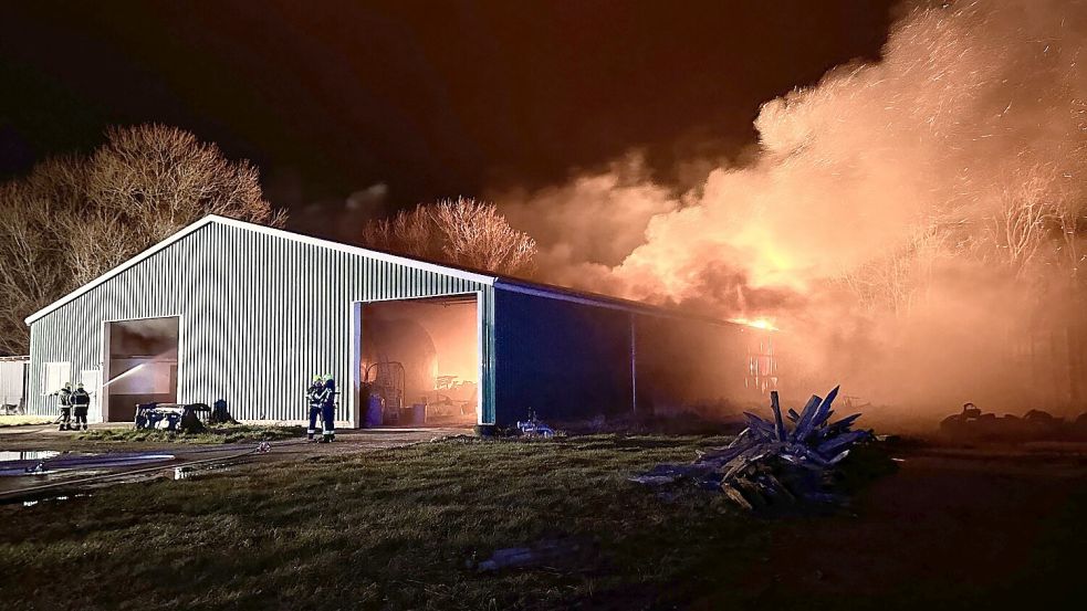 Als die ersten Feuerwehrleute am Dienstagabend eintrafen, brannte die Lagerhalle auf dem Hof bereits lichterloh. Foto: Carsten Redenius
