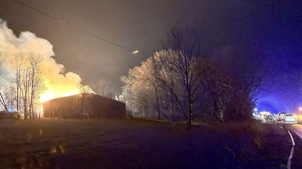 Ein Blick von der Marienhafer Straße auf den Brandort. Foto: Carsten Redenius