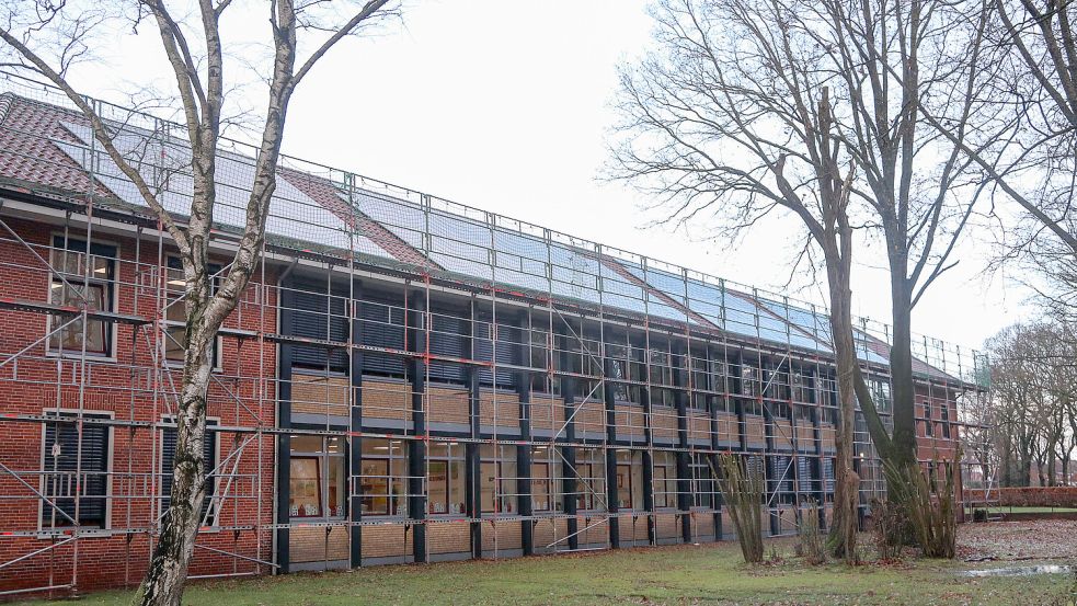 Blick auf den Altbau der Ihlower IGS. Hier wird eine Solaranlage installiert, die die Gemeinde bei den Stromkosten etwas unabhängiger werden lassen soll von aktuellen Preissteigerungen. Foto: Romuald Banik