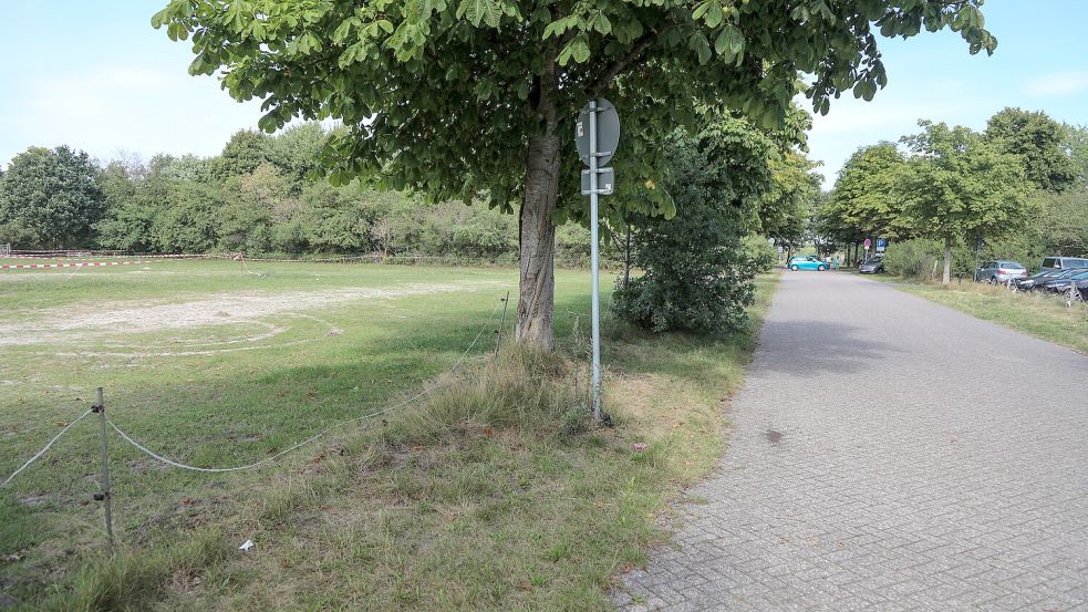 Die Fläche liegt in unmittelbarer Nähe zum Badesee, zwischen dem Westermeerweg, der an der Stelle nur ein Weg ist, und der Gerhard-Kerker-Straße. Foto: Romuald Banik