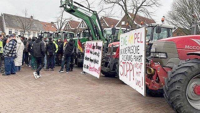 Mit Schildern an Traktoren verbreiten Landwirte ihre Forderungen. Foto: Gettkowski