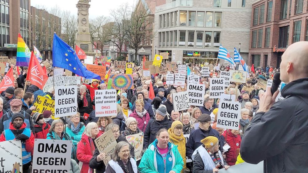 Das „Leeraner Bündnis gegen Rechts“ hat zu einer Demonstration für Demokratie und Vielfalt auf dem Denkmalsplatz eingeladen. Foto: Wolters