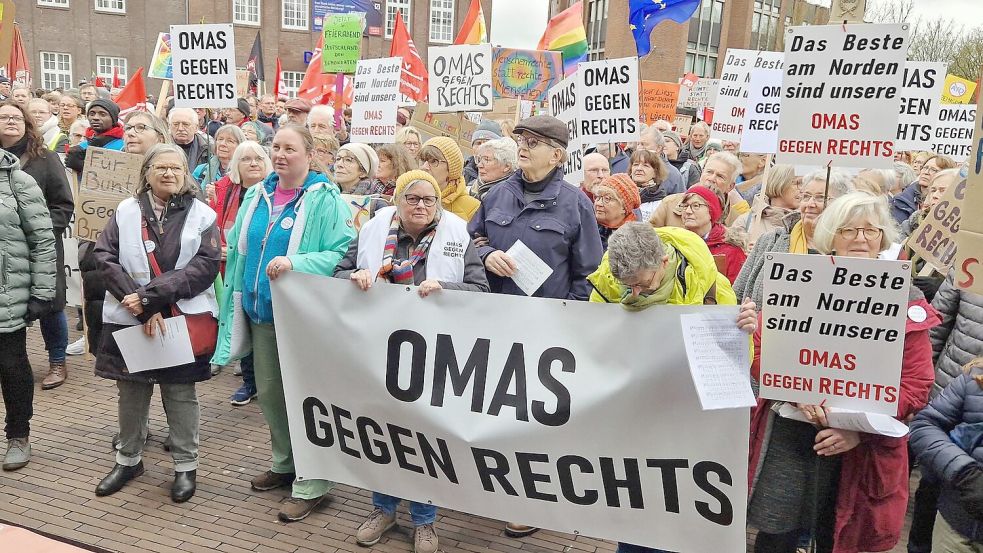 Auch die in Leer neu gegründete Gruppe „Omas gegen rechts“ beteiligte sich an der Demonstration. Foto: Gettkowski