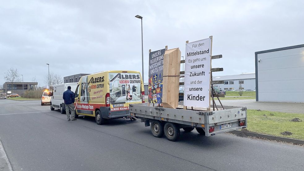 Ein Teilnehmer zeigt mit Plakaten und einem Holzsarg, der symbolisch für den Tod des Mittelstands steht, seinen Frust. Fotos: Christin Wetzel