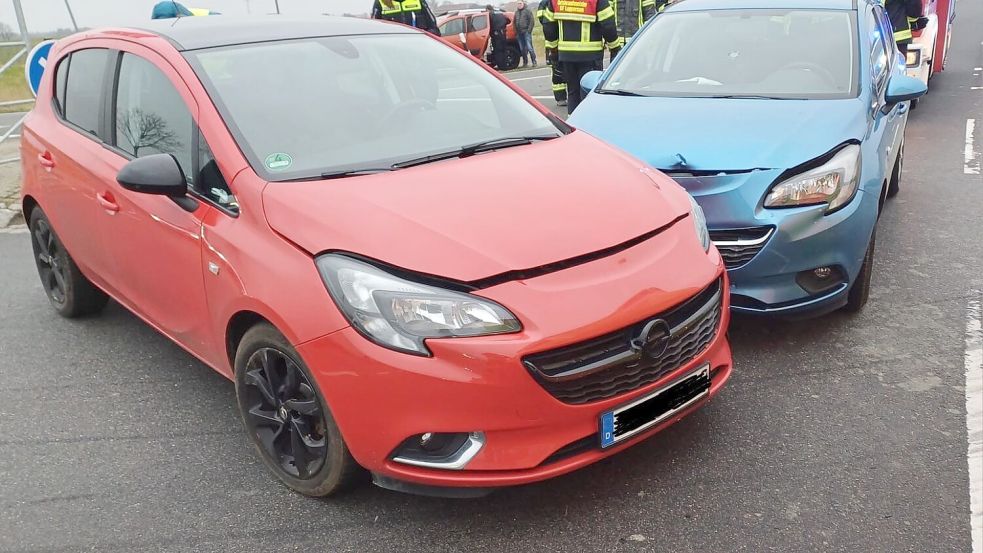 Die Feuerwehr sicherte die Unfallstelle ab und leistete bei den Fahrern der Autos Erste Hilfe. Foto: Feuerwehr Groß Midlum