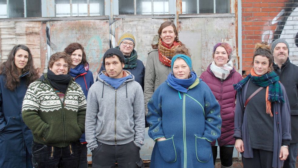 Janine Bohne (von links hinten), Gesine Agena, Tina Schipper, Monika Pfeifer, Jana Kremer, Timo Schneider, Katja Mehler (vorne links), Naveen Angepat. Frouwine Stoltmann und Nina Drolsbach vom Verein Kulturbrennerei Doka. Foto: Kulturbrennerei Doka