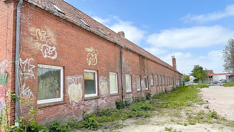 Die Rückansicht der ehemaligen Werkstatt auf dem Doornkaat-Gelände. Dieses Gebäude möchte der Verein renovieren. Foto: Kulturbrennerei Doka