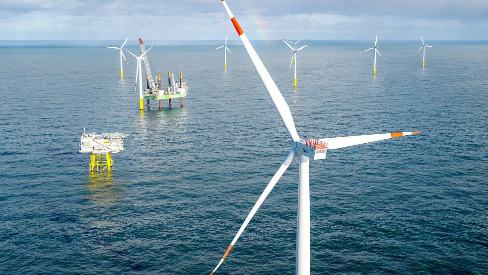 Durch höhere Investitionen, auch in erneuerbare Energien wie Windräder, ließe sich laut einer Studie insgesamt viel Geld sparen. Foto: dpa | Sina Schuldt
