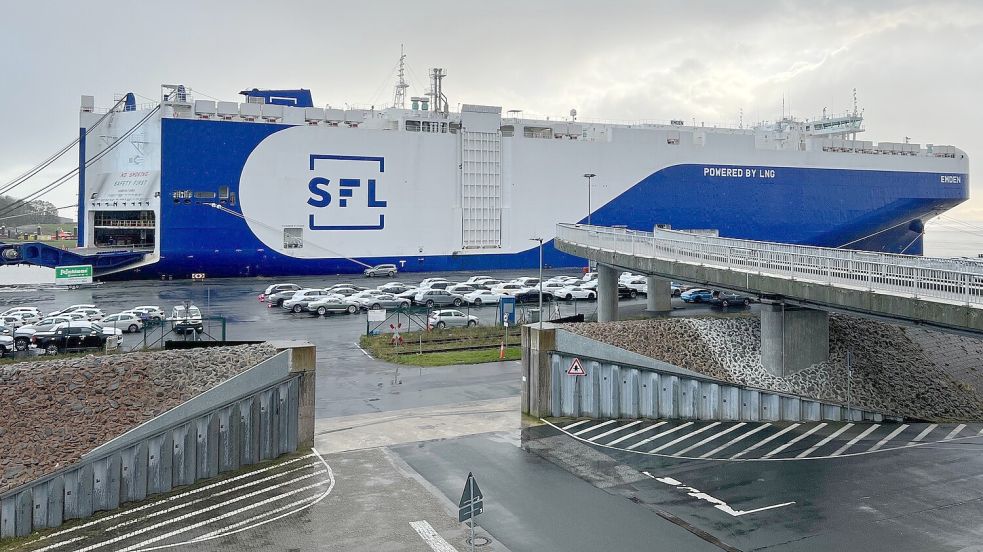 Autoverladung auf das mit Flüssigerdgas (LNG) betriebene Autotransportschiff „Emden“ im Emder Außenhafen. Foto: Hafenförderungsgesellschaft Emden