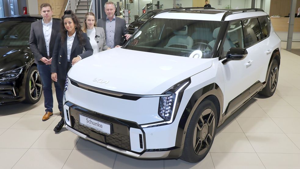 Der brandneue Kia EV9 wurde bei Schunke in Aurich vorgestellt. Das Foto zeigt (von links): Felix Labitzke, Betty-Beatrice Boateng, Esther Duin und Ralf Gerstmeier. Fotos: Wittich