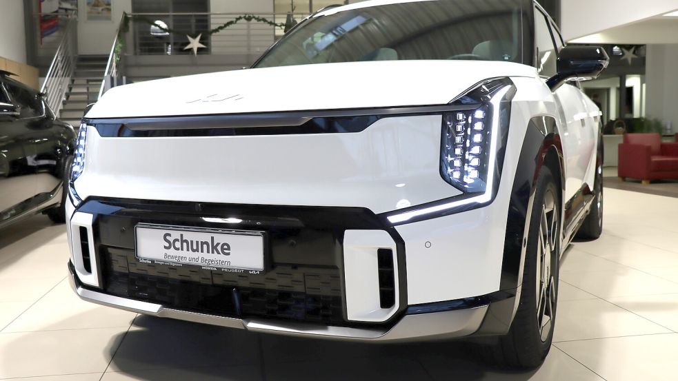 Eine markante Lichtsignatur unterstreicht die Linienführung des Kia EV9.