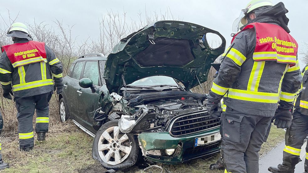 In Suurhusen stießen zwei Autos frontal zusammen, darunter auch dieser Mini. Foto: Florian Janssen/Feuerwehr Loppersum