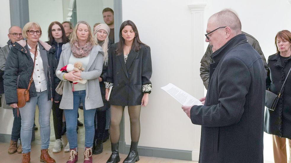 Andrè Kirbach, (rechts) erster Vorsitzender des Auricher Kunstvereins bei der Ausstellungseröffnung. Foto: Helmut Vortanz