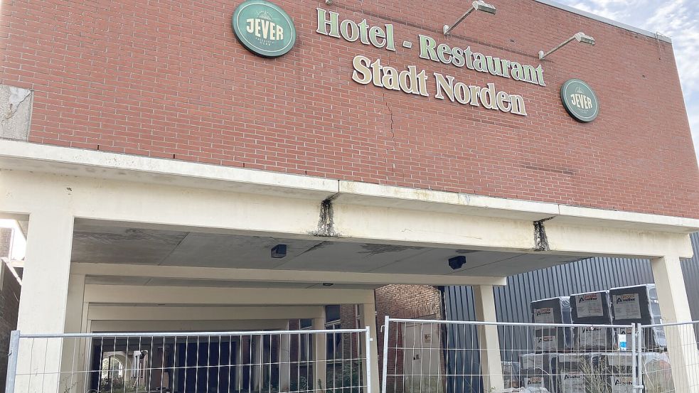 Das ehemalige Hotel „Deutsches Haus“ und später „Hotel Stadt Norden“ ist zu einer Bauruine und zu einem Schandfleck in der Innenstadt geworden. Foto: Rebecca Kresse