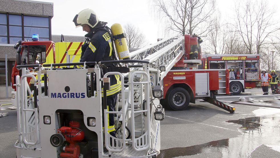 Über eine Drehleiter, hier bei einer Übung zu sehen, wurde der Jugendliche vom Dach geholt. Foto: Holger Janssen