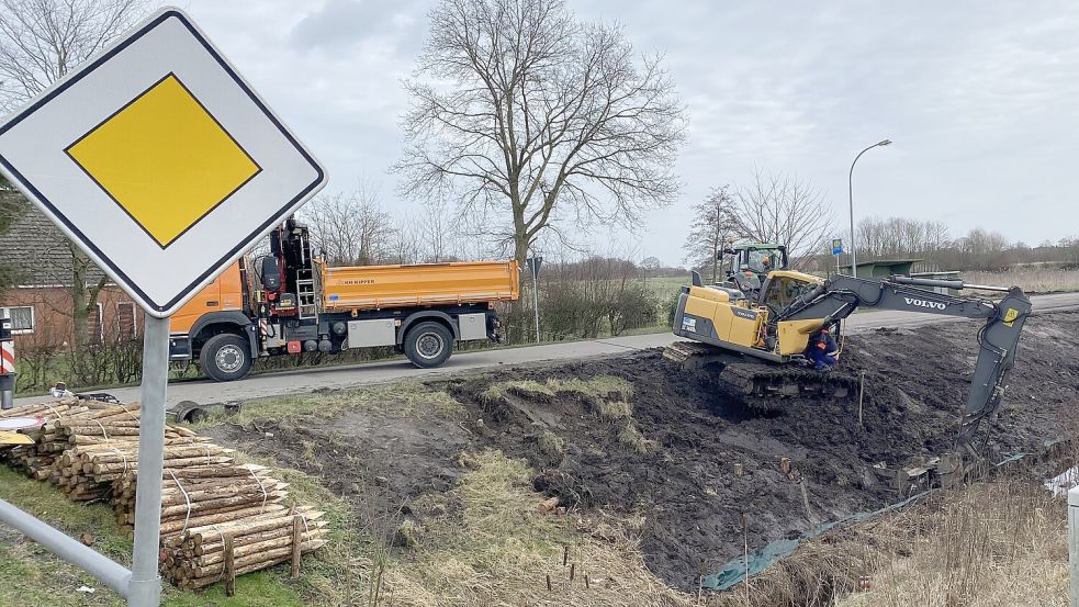 Die Bergung des Baggers ist aufwändig. Foto: Holger Janssen