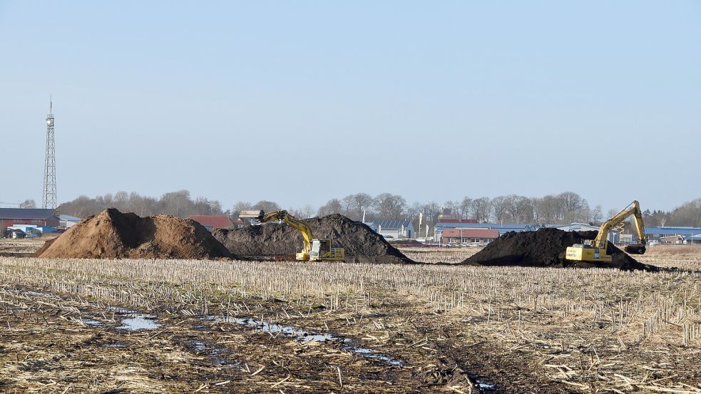 Mehrere Bagger sind im Einsatz, um Tausende Kubikmeter Boden zu bewegen.