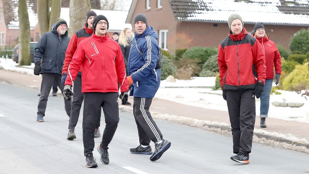 Pfalzdorfs Mathias Cremer umringt von Leegmoorer Boßlern. Beide Mannschaften liefern sich einen heißen Kampf um den Titel.Foto: Wilfried Gronewold