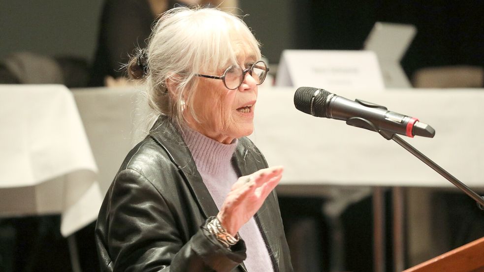 Gila Altmann bei der Debatte zum Kreishaushalt im Dezember 2023 in der Auricher Stadthalle. Foto: Romuald Banik