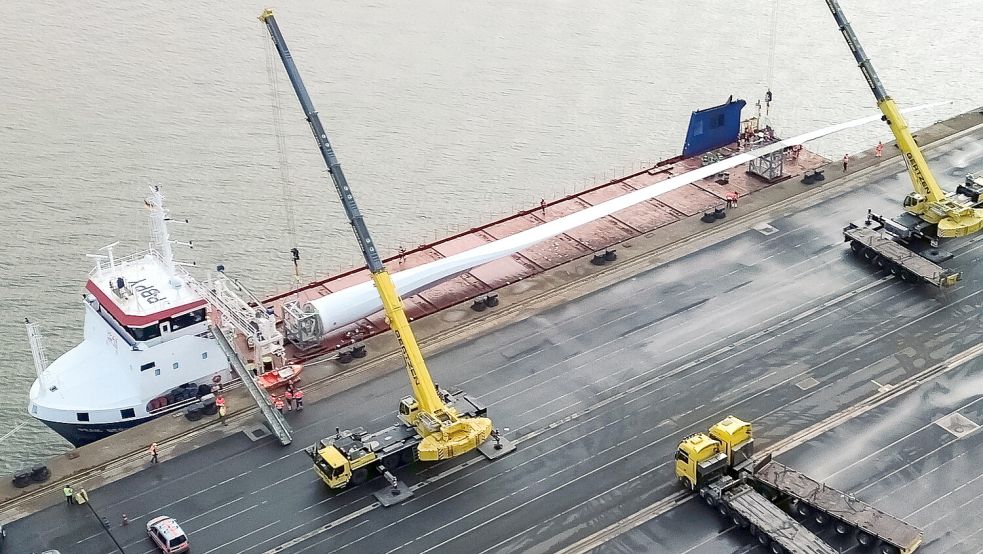 Das 86 Meter lange Rotorblatt bei der Entladung in Wilhelmshaven. Foto: Enercon