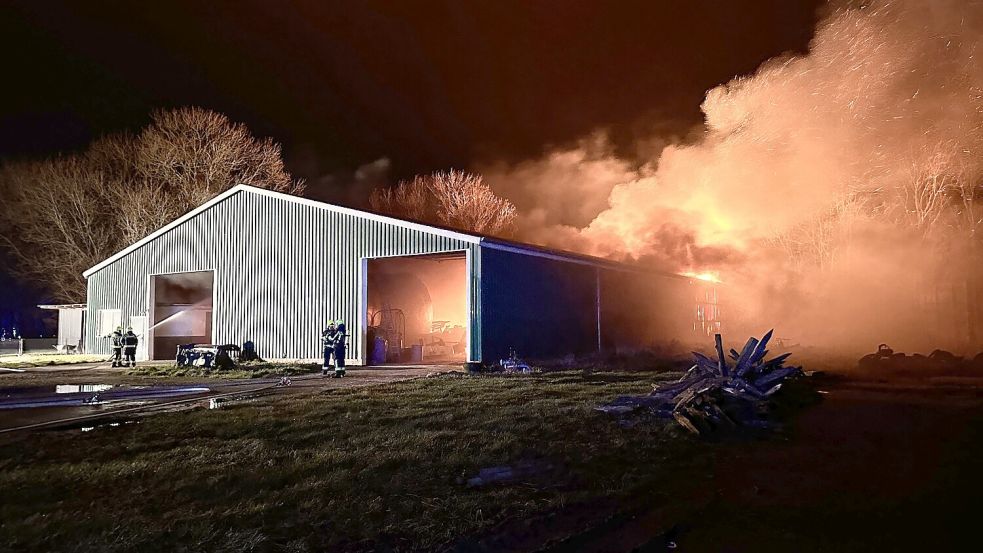 Lichterloh stand das Stroh in der Halle in Flammen. Foto: Carsten Redenius/Feuerwehr