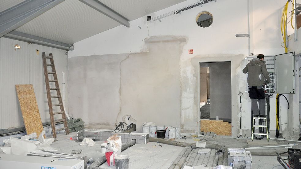 Im hinteren Bereich des jetzigen Rohbaus finden Lager, Küche und sanitäre Anlagen für die Gäste Platz. Foto: Ullrich