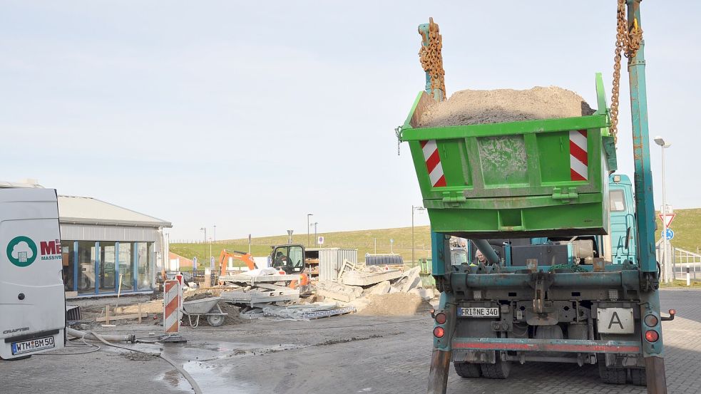 Auf der Baustelle sind vorrangig hiesige Unternehmen am Werk. Generalunternehmer ist das Bauunternehmen Meyerholz aus Friedeburg. Foto: Ullrich