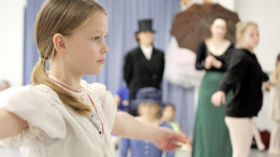 Seit Monaten proben die Tänzer der Norder Kunstschule für die große Aufführung an der Oberschule. Foto: Kunstschule Norden