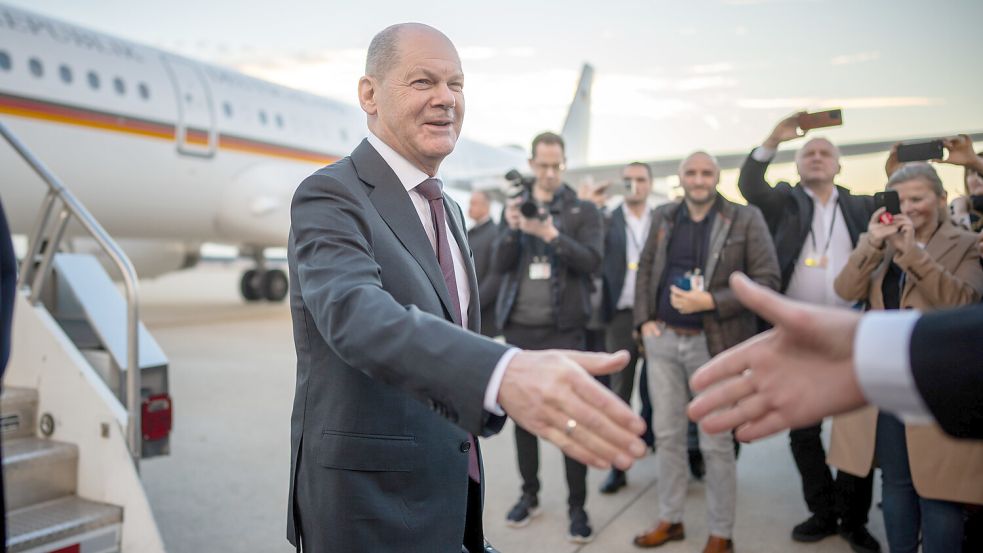 Scholz will US-Präsident Biden im Weißen Haus treffen. Dabei traf er auch einen besonderen Kollegen. Foto: dpa/Michael Kappeler
