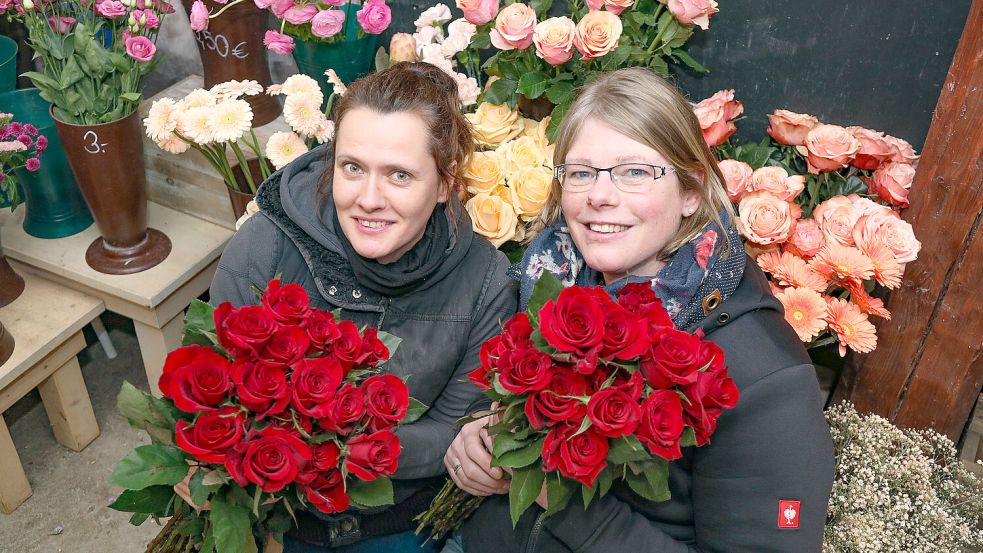 Carina und Bianca König betreiben ein Blumengeschäft in Aurich. Am Valentinstag steht für sie ein besonderer Tag an. Foto: Romuald Banik