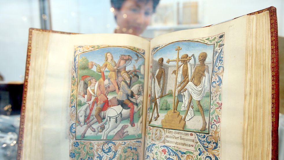 Ungebrochene Faszination alter Bücher auf der Stuttgarter Antiquariatsmesse: Auf einer früheren Ausgabe der Messe wird dieses Stundenbuch aus dem Jahr 1480-1485 mit Miniaturen des Malers Jacques de Besancon vom Antiquariat Tenschert präsentiert. Foto: picture-alliance/dpa