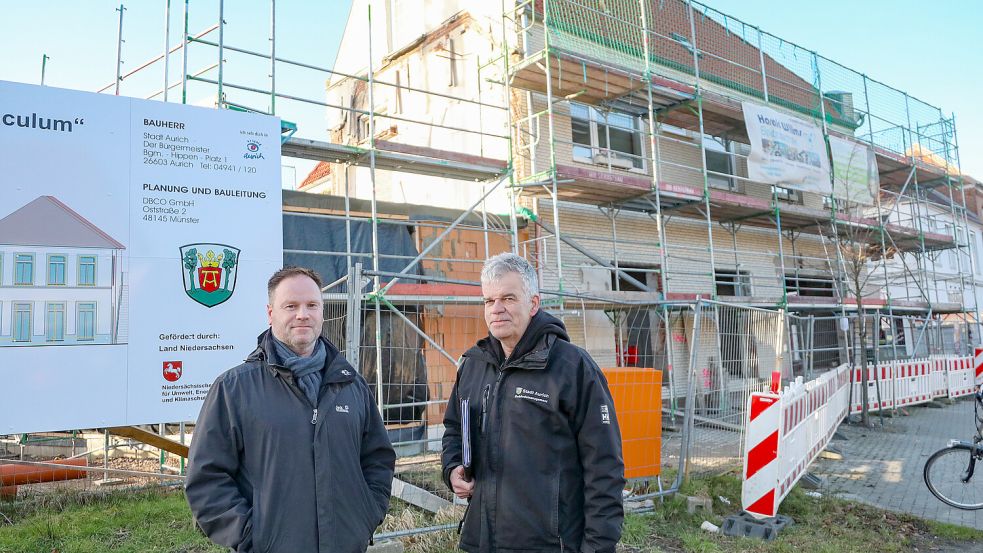 Stadtplaner Mirko Wento (links) und der Leiter des Fachdienstes für Liegenschafts- und Gebäudemanagement der Stadt Aurich, Gerhard Boekhoff, liegen bei diesem Projekt gut in der Zeit. Foto: Romuald Banik