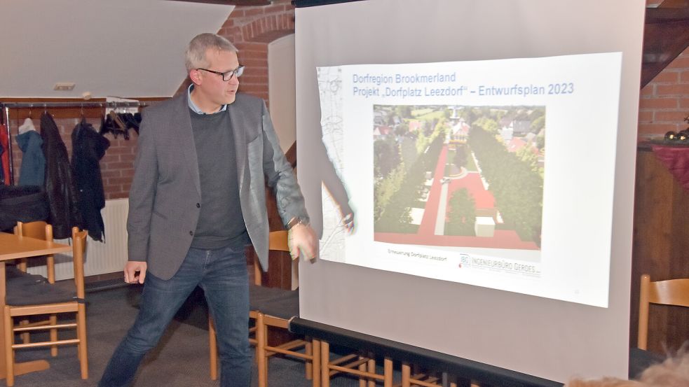 Der stellvertretende Leezdorfer Gemeindedirektor und Brookmerlander Bauamtsleiter Jochen Behrends erläuterte den neuen Dorfplatz-Plan. Foto: Thomas Dirks
