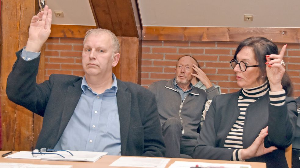 Heinrich Ubben (Moin-Gruppe) und Heidi Schmidt (SPD) lehnten den neuen Plan für die Dorfplatz-Neugestaltung ab. Foto: Thomas Dirks