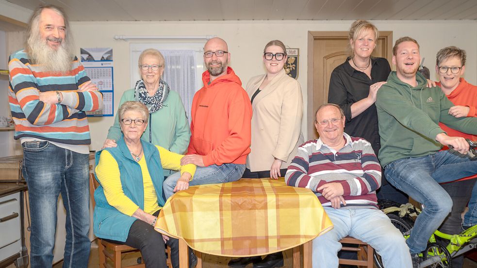 Die Theatergruppe „Um d’ Dreih“ bringt ein ehrenwertes Haus mit eigenem Hausmeister auf die Bühne. Foto: Folkert Bents