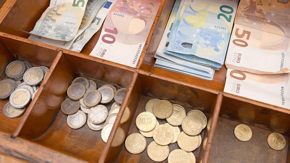 Geld liegt in einer Kasse in einem Laden im Ostseebad Zinnowitz auf der Insel Usedom. Die Tarifverhandlungen für die 32 000 Beschäftigten im Einzelhandel Mecklenburg-Vorpommerns beginnen am 28.06.2019. +++ dpa-Bildfunk +++