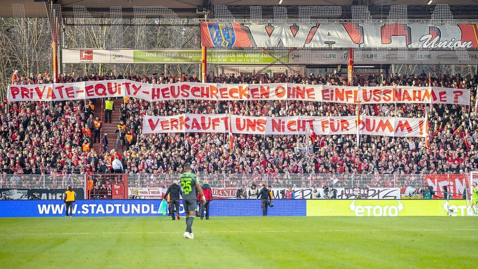 Uion-Fans zeigen in der Alten Försterei Banner, die sich gegen den geplanten Investoren-Deal der DFL richten. Foto: Andreas Gora/dpa