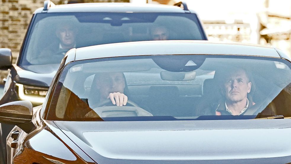 Prinz William (im vorderen Auto am Steuer) besuchte seine Frau Kate am Donnerstag im Krankenhaus. Foto: dpa/PA/AP/Lucy North